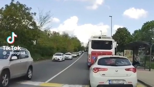 Kierowca prawie uderza kobietę na przejściu dla pieszych