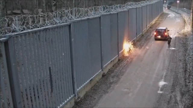 Grupa migrantów rzucała płonącymi konarami drzew w stronę polskich patroli