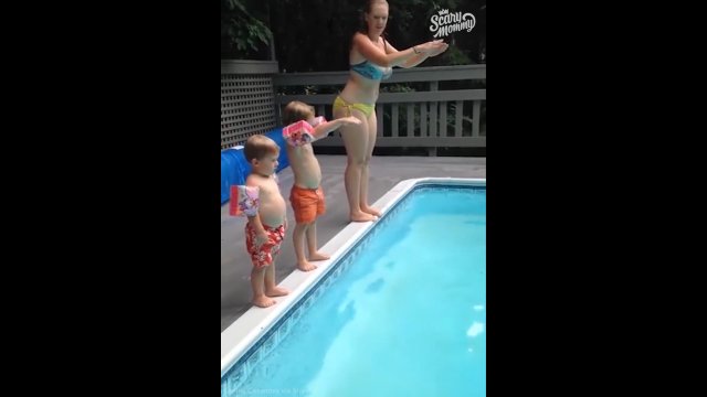 Mama próbowała nauczyć dzieci poprawnego skakania do basenu [WIDEO]