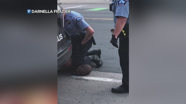 Policjant w USA zabija czarnoskórego przez uduszenie.
