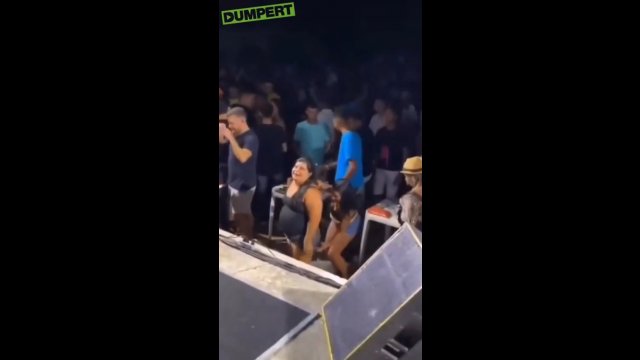 Meksykańska fanka rzuciła swoje majtki na scenę