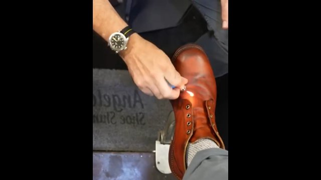 Ten facet pokazał jak powinno się czyścić buty