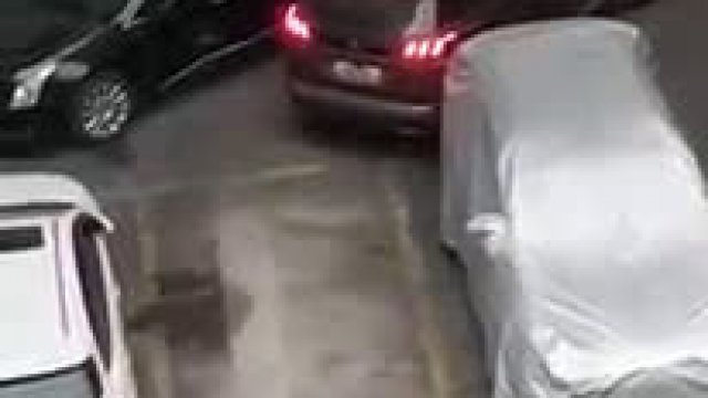 W Chinach kierowca utknął na parkingu z powodu samochodu zaparkowanego przed jego pojazdem.