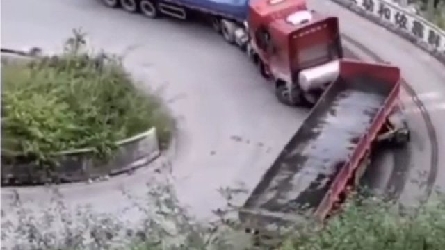 2 ciężarówki idealnie się ze sobą zderzają