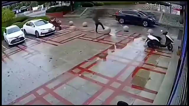 Facet przesunął betonową kulę żeby wyjechać z parkingu, a ona po prostu wróciła na miejsce