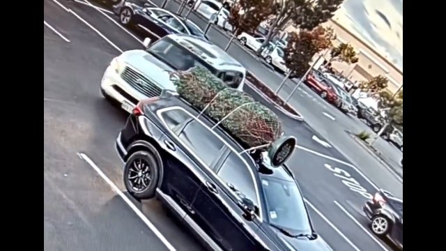 To już szczyt bezczelności! Kierowca SUV-a ukradł choinkę z dachu innego auta.