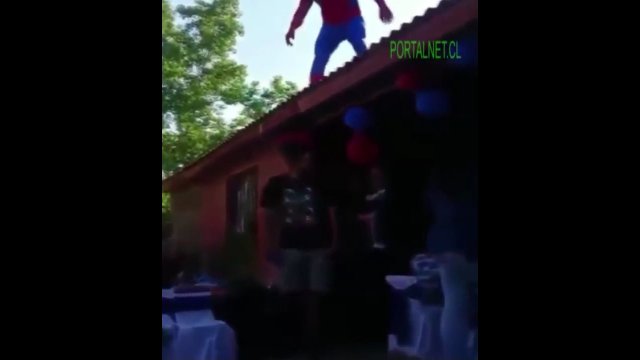 Wejście smoka w wykonaniu mężczyzny przebranego za Spidermana