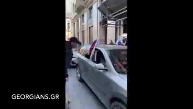 Gruzini w Grecji pokazują jak należy traktować prorosyjskie rajdy.