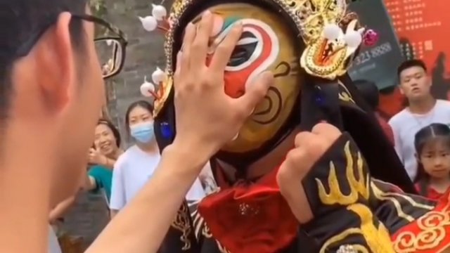 Artysta Bian Lian zmienia swoją maskę w ułamku sekundy