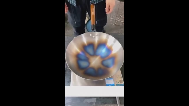 Tak wygląda proces "przepalenia" patelni typu wok ze stali węglowej