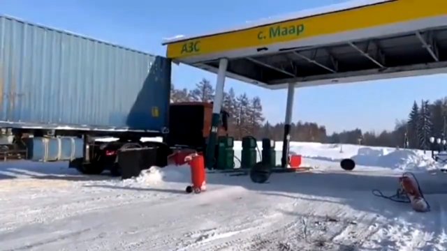 Ciężarówka niszczy stację benzynową
