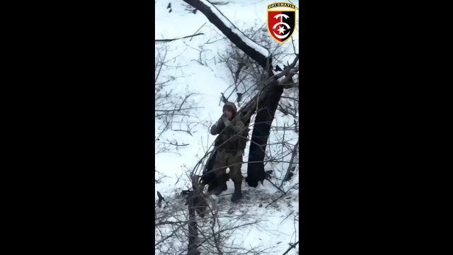 Rosyjski żołnierz próbuje zestrzelić ukraińskiego drona
