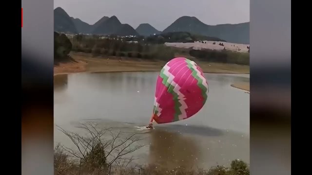 Turyści chcieli przelecieć się balonem, a prawie się utopili