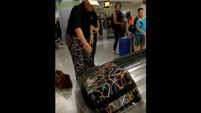 Wszyscy na lotnisku wiedzieli do kogo należy ta walizka