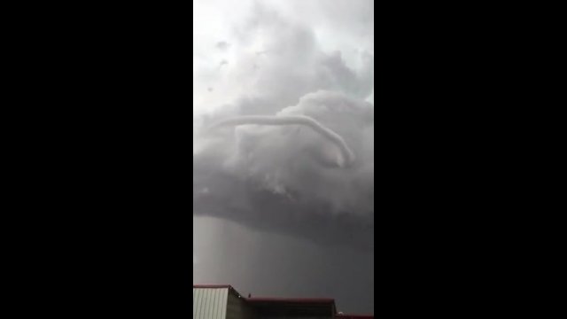 Niesamowite wideo z bliska przedstawiające formowanie się tornada.