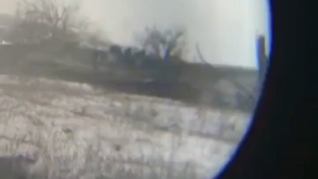 Moment, w którym rosyjski czołg zostaje zdmuchnięty kilka metrów od ukraińskich okopów.