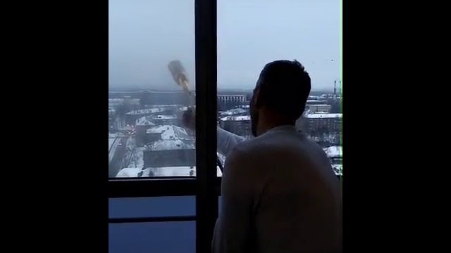 Kiedy kolega chce puścić fajerwerk przez okno w mieszkaniu