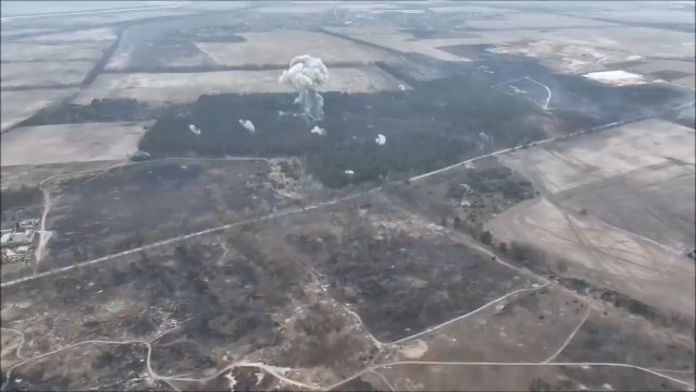 Ruski pułk ukryty w lesie zniszczony przez artylerię kierowaną dronem