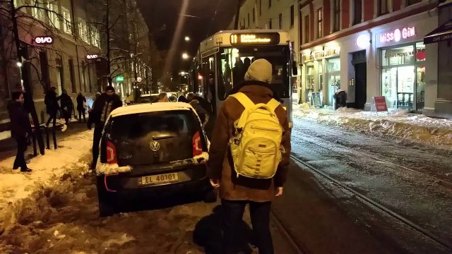 Norweski sposób na źle parkujących baranów blokujących przejazd tramwajów