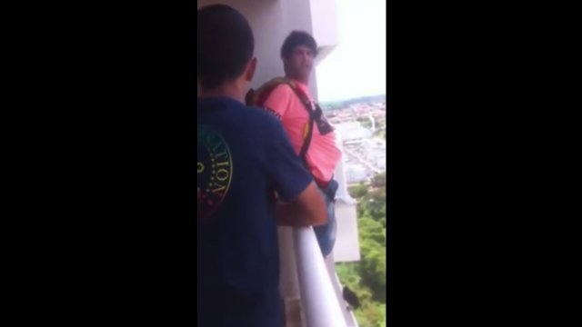 Brazylijczyk kupuje spadochron w internecie i testuje go w swoim mieszkaniu na oczach żony i dziecka