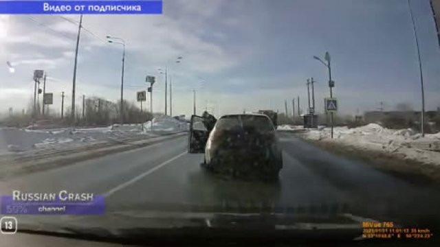 Rosyjskie przejście dla pieszych. Kierowca przewiduje działanie kierowcy z sąsiedniego pasa.