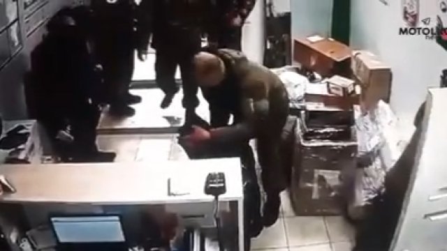 Rosyjscy żołnierze wysyłają skradzione Ukraińcom rzeczy białoruską firmą kurierską