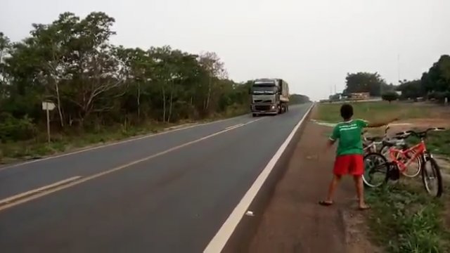 Kierowca ciężarówki dał się sprowokować przez dziecko..