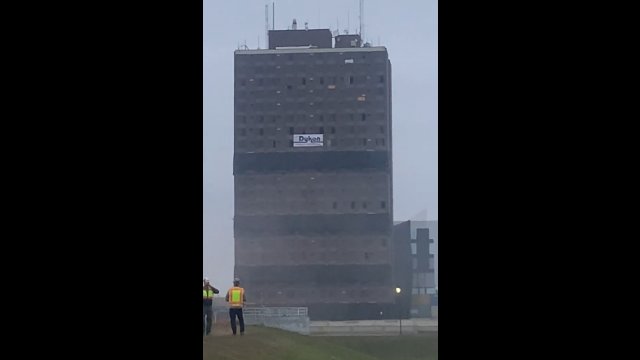 Spektakularny moment wyburzenia 25-piętrowego bloku w zaledwie TRZY SEKUNDY