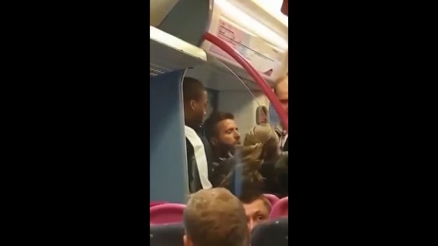 Policjant po służbie uderzył z główki pasażera w pociągu