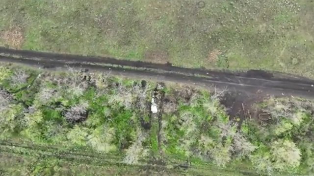Ukraiński dron zrzucił granat, przy okazji całkowicie niszcząc stos rosyjskiej amunicji