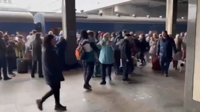 Mieszkańcy Kijowa szturmują pociągi, próbując wydostać się z miasta