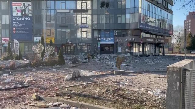 Więcej materiałów wideo z miejsca ataku rakietowego na Sołomenkę w Kijowie