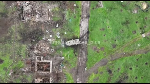 Ukraiński dron niszczy rosyjski BTR 80A w rejonie Donbasu