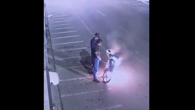 Próbowali ugasić płonący motocykl sikając na niego [WIDEO]