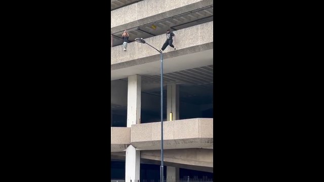 Niebezpieczna zabawa! Skok z 3-piętrowego parkingu! [WIDEO]