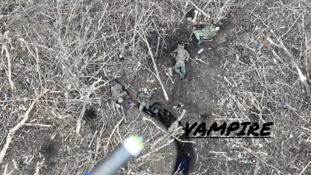 Zrzucony z drona granat uderza w rosyjskich żołnierzy w okopach