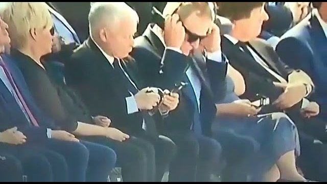 Jarosław Kaczyński nie potrafił podłączyć słuchawek. Po sieci wędruje filmik, który staje się hitem.