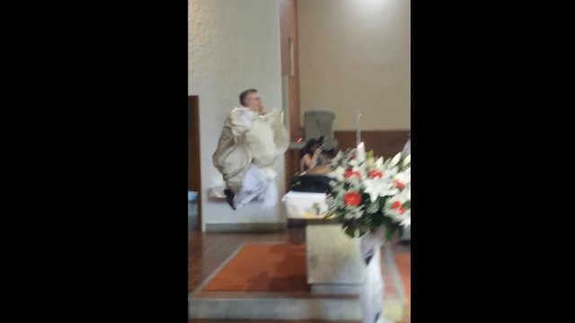 Podczas ceremonii ślubu, ksiądz radośnie tańczył i śpiewał. Ludzie byli zaskoczeni