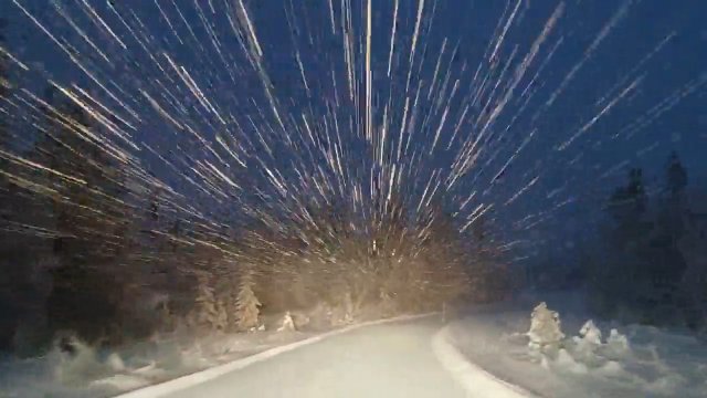 Padający śnieg wygląda niesamowicie w blasku reflektorów