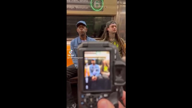 Nowojorski artysta tworzy realistyczne portrety ludzi w metrze [WIDEO]
