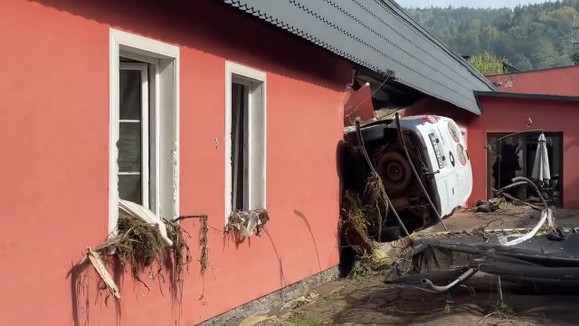 Samochody powbijane w ściany. STRONIE ŚLĄSKIE wygląda jak po wojnie [WIDEO]