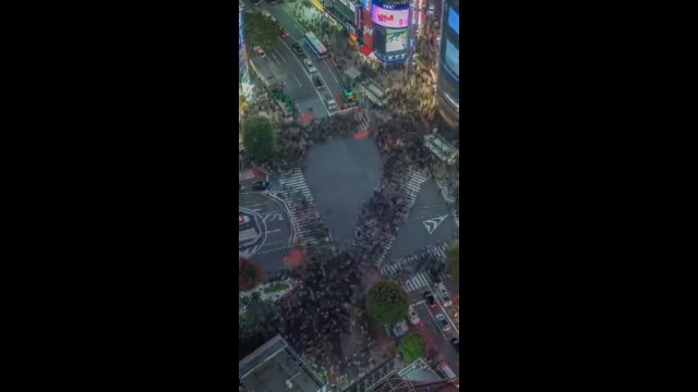 Przechodzenie przez ulicę w Tokio nagrane z lotu ptaka