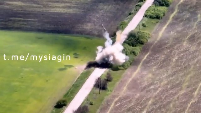 Trafiony rosyjski czołg i próba pobicia rekordu w wyrzucie wieżyczki