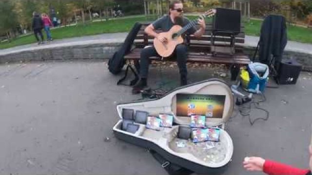 Genialny gitarzysta w Parku Śląskim...