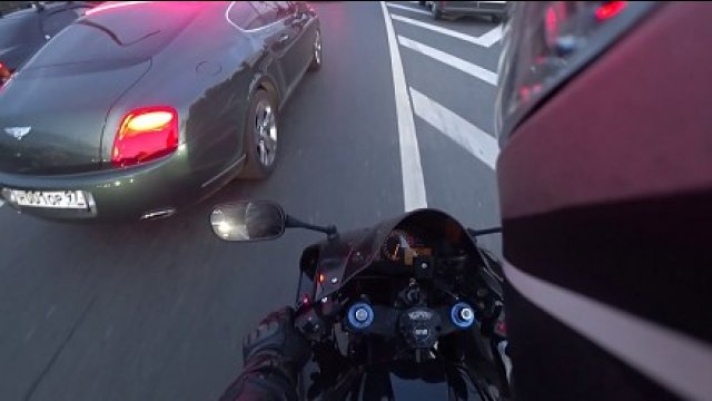 Motocyklista dał nauczkę kierowcy bentleya, który zostawił śmieci na parkingu [WIDEO]