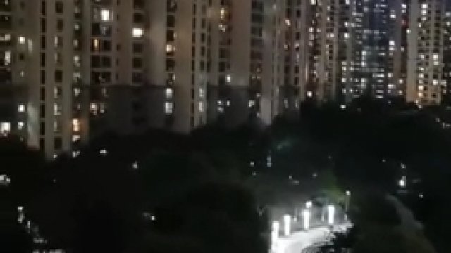 Po 7 dniach blokady miasta mieszkańcy Szanghaju krzyczą, stojąc w oknach swoich mieszkań