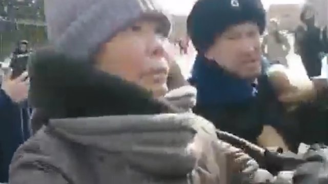 Rosyjskie władze aresztują kobietę podczas antywojennego protestu w Irkucku