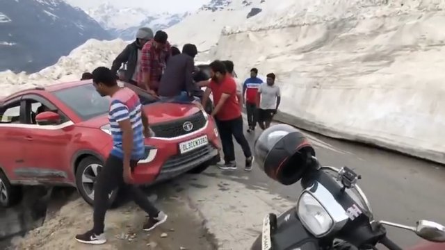 Nieznajomi łączą siły, aby uratować zablokowany samochód wIndiach