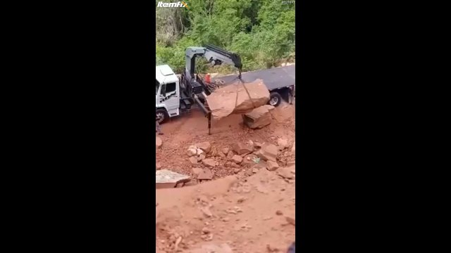 Próba załadowania dużego kamienia do ciężarówki
