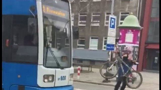 Oszołom rzuca rowerem w tramwaj